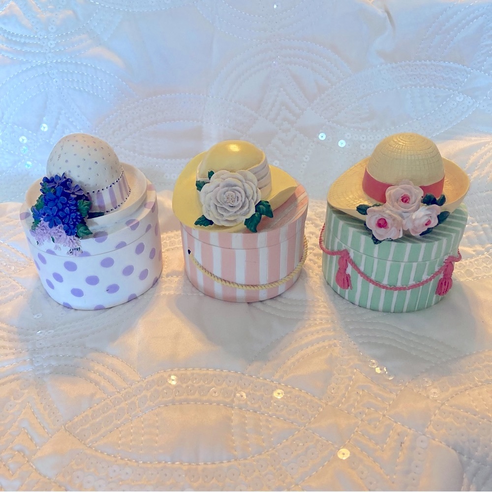 “Hat Box” Trinket Boxes by Twos Company. Set of 3